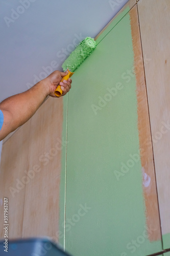 Fotografía Green painting on a wooden cabinet furniture