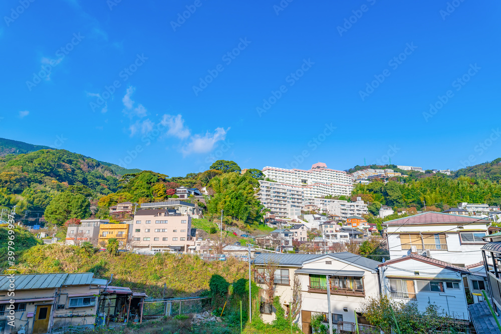 静岡県熱海市　山側斜面の町並み