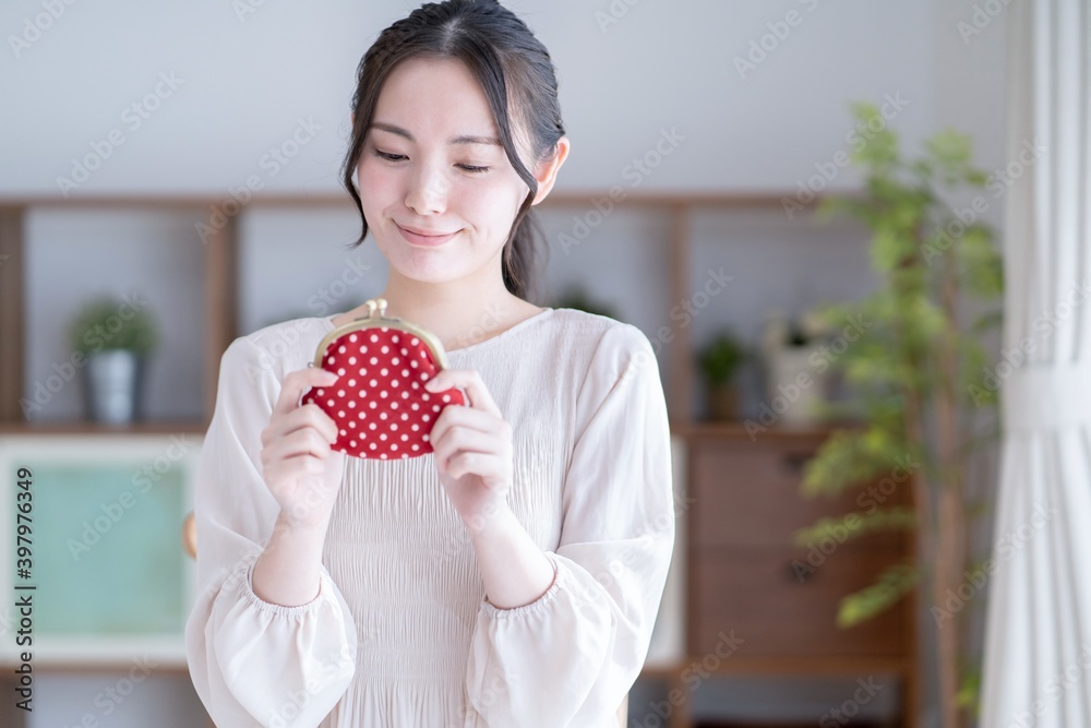 財布を持つ アジア人女性 財布を持つ アジア人女性
