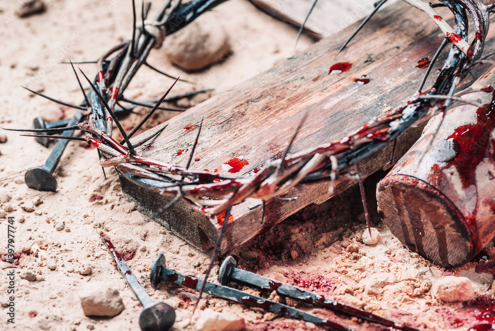 Φωτογραφία Old wooden cross, hammer, bloody nails and crown of thorns on ground