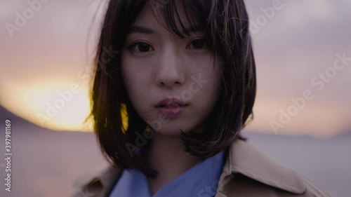 夕暮れの海の街にいる女性