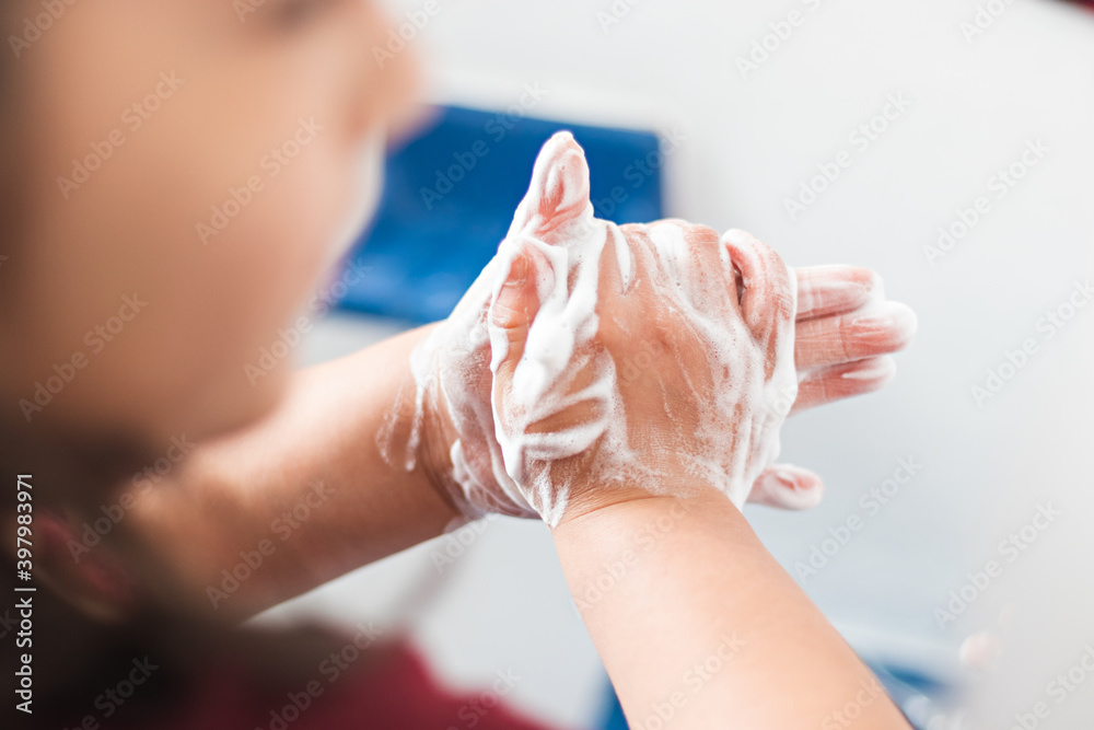 Naklejka premium A girl washing her hands