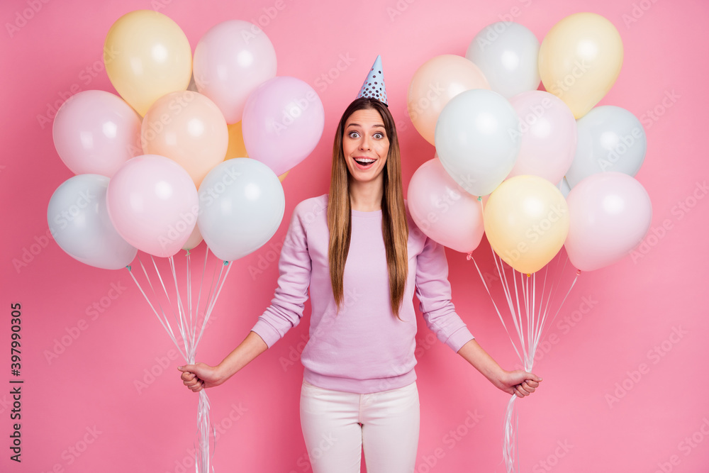 Φωτογραφία Portrait of charming amazed cheerful straight-haired girl holding air balls havi