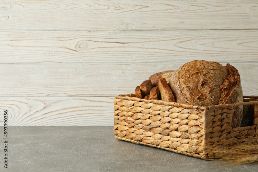 Obraz premium Basket with fresh bread on gray table