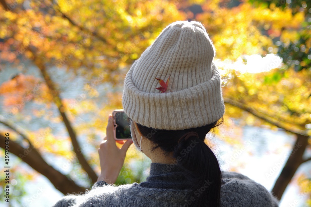 写真を撮る女性　ニット帽をかぶった女性