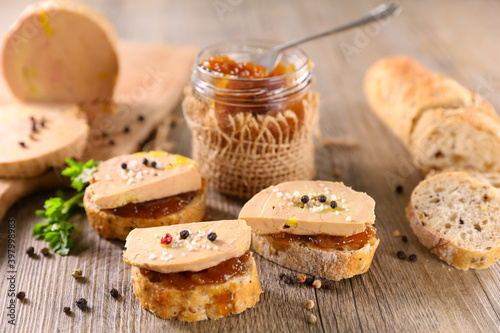 Obraz na płótnie candied onion and toast with foie gras