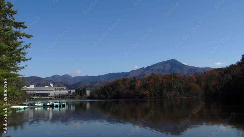 京都、宝ヶ池から見える比叡山と紅葉の風景 京都、宝ヶ池から見える比叡山と紅葉の風景