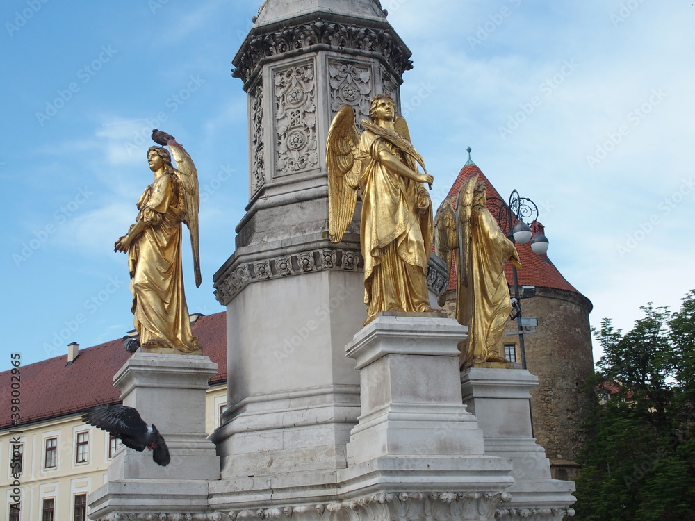 Säule mit Engelsstatuen vor der Kathedrale von Zagreb, Kroatien column with angel statues in front of Zagreb Cathedral, Croatia