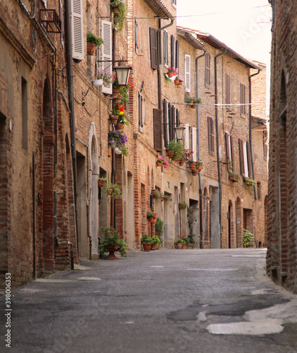 Fototapeta Naklejka Na Ścianę i Meble -  Alley in the village of Ctta della Pieve, Italy