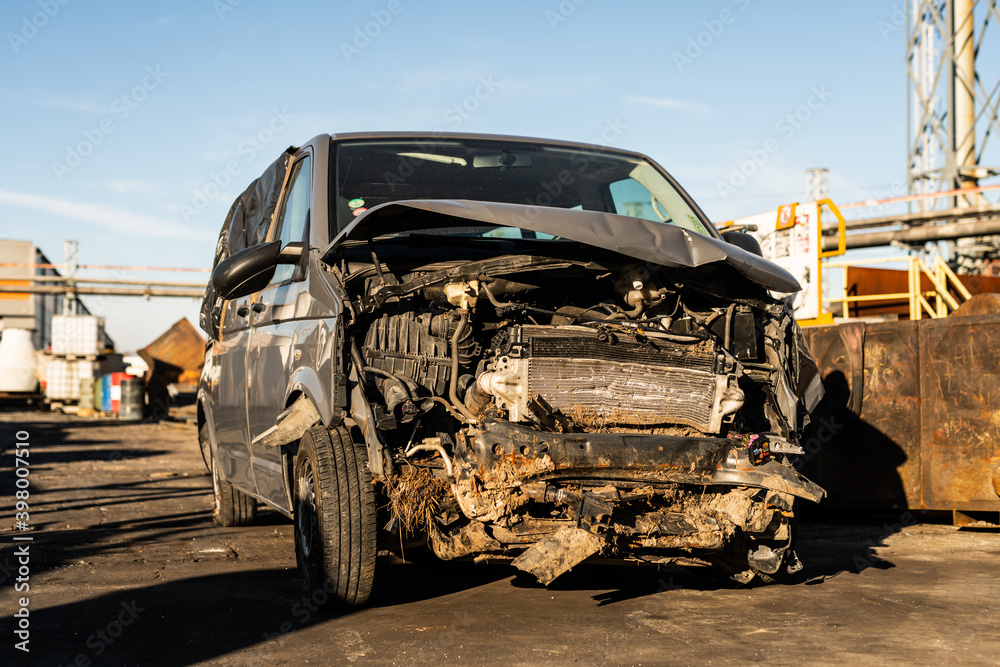 accident - frontal collision - scrap car - front