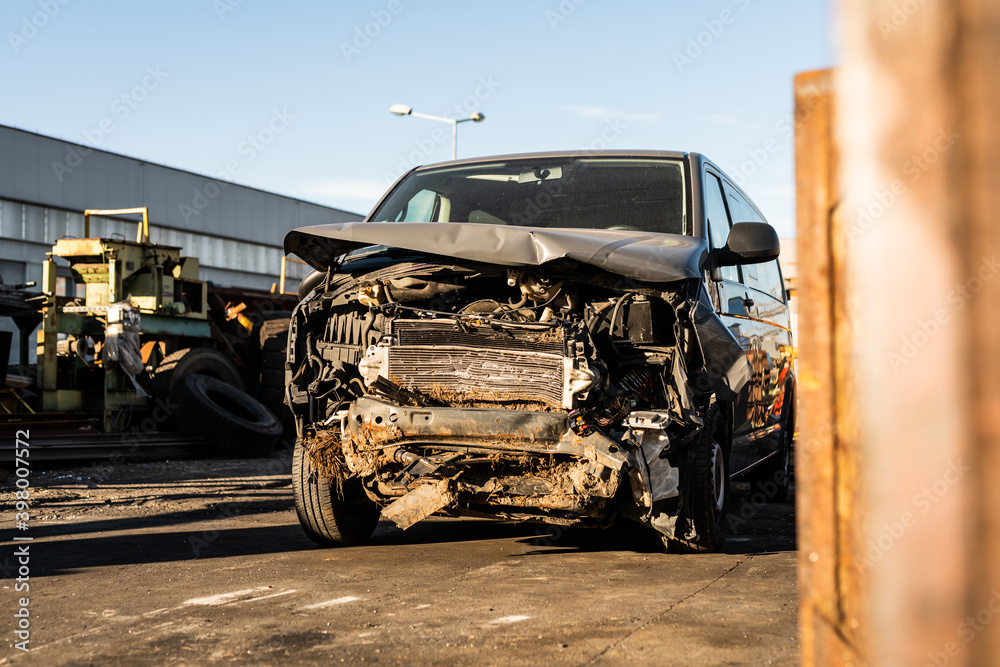 accident - frontal collision - scrap car - front