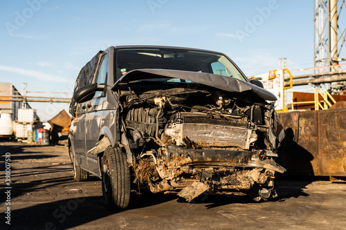 Obraz na płótnie accident - frontal collision - scrap car - front w salonie