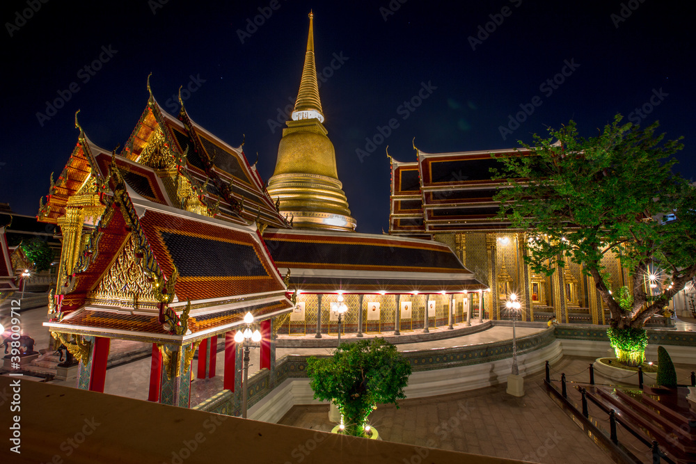 Obraz premium Background of important religious tourist attractions in Bangkok,Thailand(Wat Ratchabophit Sathit Mahasimaram)Thailand,is a beautiful church.