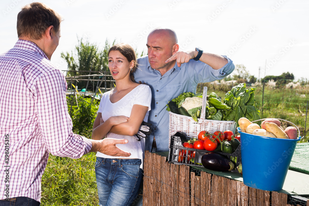 Obraz premium Angry neighbors quarrel on the border of the garden. High quality photo