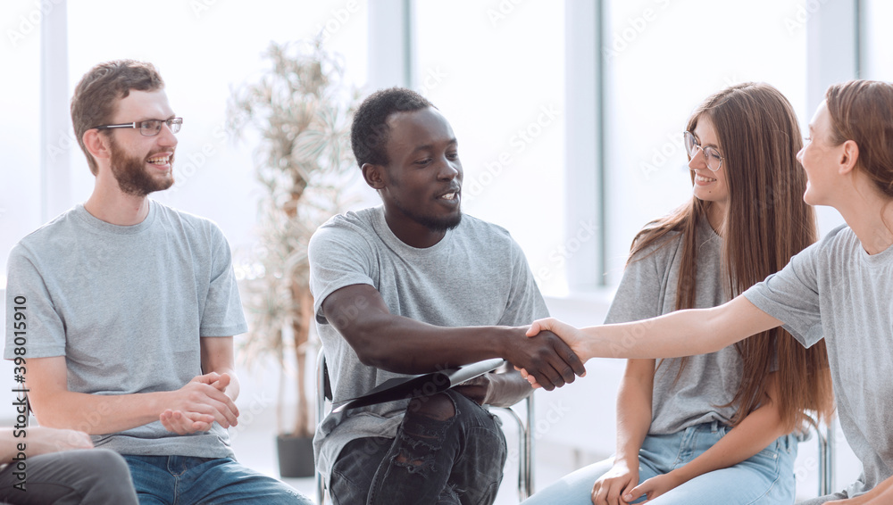 Obraz premium young people greet each other at the seminar