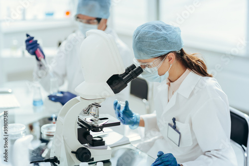 Obraz na płótnie laboratory technician conducts testing in the laboratory . w salonie