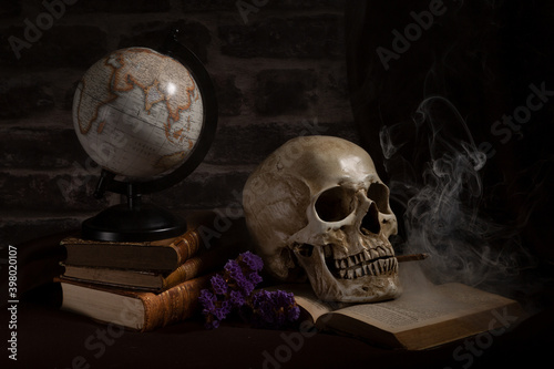 Crâne de squelette fumant une cigarette photo