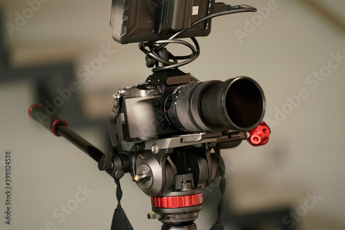 Kamera mit Objektiv, Filter und Monitor auf einem Videostativ