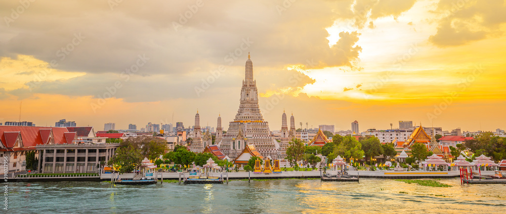 Obraz premium Wat Arun panorama view at sunset, A Buddhist temple in Bangkok, Thailand, Wat Arun is one of the most well known of Thailand's landmarks