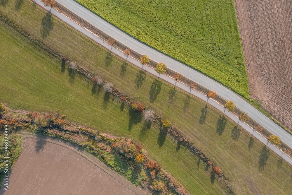 Bild einer Luftaufnahme der Landschaft in Bayern mit Straße Feldweg Bäumen Büschen Feld Wiese Acker, Deutschland