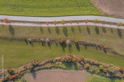 Bild einer Luftaufnahme der Landschaft in Bayern mit Stra  e Feldweg B  umen B  schen Feld Wiese Acker  Deutschland