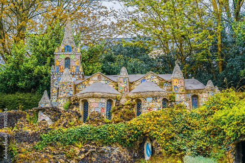 Foto Little Chapel in Saint Peter Port is possibly smallest chapel in world - miniature version of famous grotto and basilica at Lourdes in France