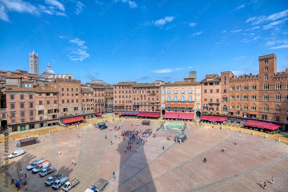 Obraz premium Piazza del Campo from the top of the Torre del Mangia tower in Siena.