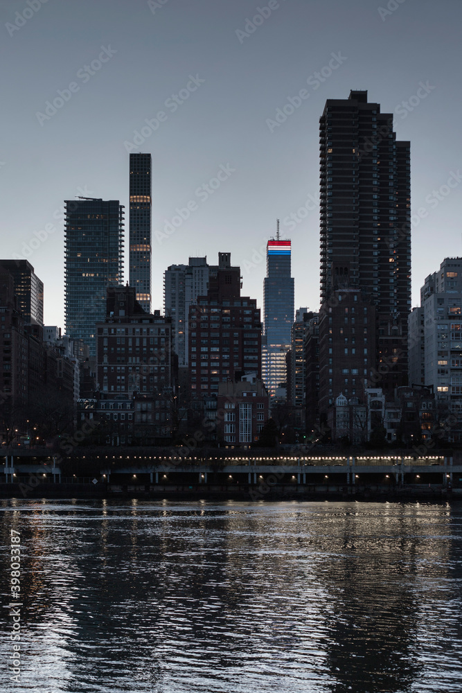 Obraz premium View of Manhattan skyline from the riverside at dusk