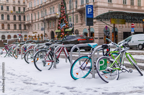 Canvas Print Bicycle parking in an urban area on a snowy day