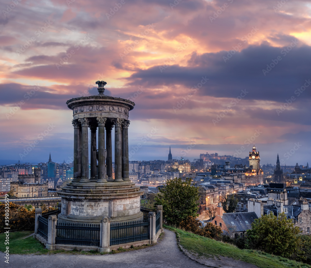Obraz premium Panorama of Edinburgh against sunset with Calton Hill and Edinburgh castle in Scotland, United Kingdom