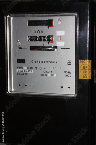 Schwarzer nostalgischer Drehstromzähler