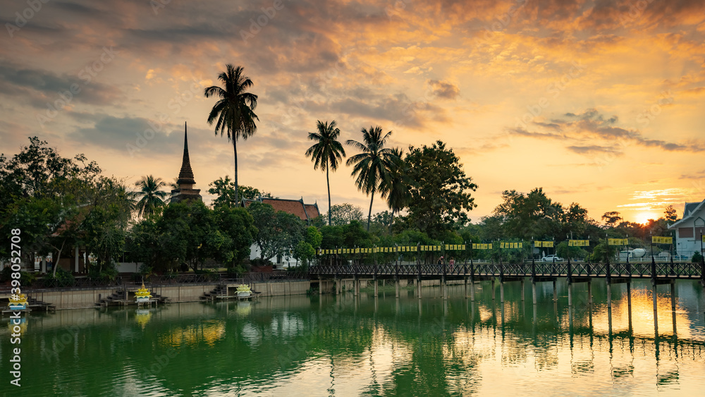 Obraz premium Wat Tra Phang Thong Temple at the Sukhothai Historical Park, Sukhothai Province - Thailand. This is public property, no restrict in copy or use.