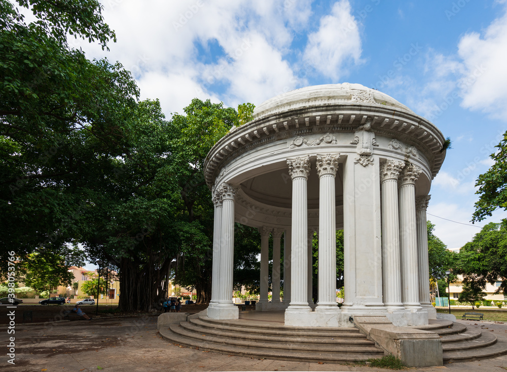 Obraz premium Pavillon aus Marmor in einem Stadtpark in Havann