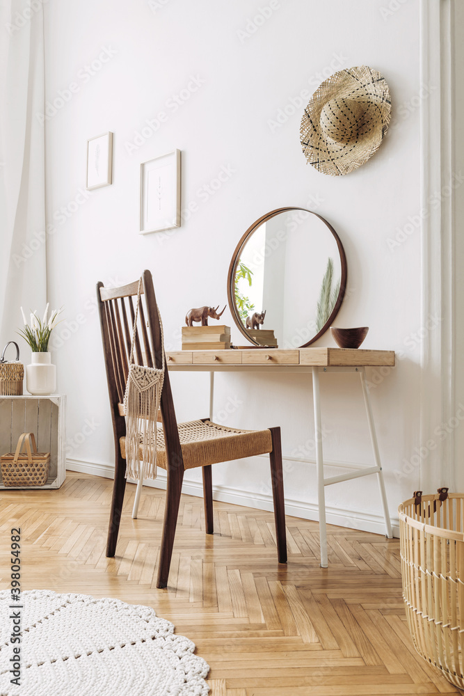 marionet Uendelighed skilsmisse Modern concept in design home interior of open space with wooden desk,  coffee table, sofa, chair, plants, mirror, macrame and elegant accessories.  Stylish and minimalistic home decor. Template. Stock-foto | Adobe Stock