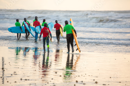 groupe de surfeurs