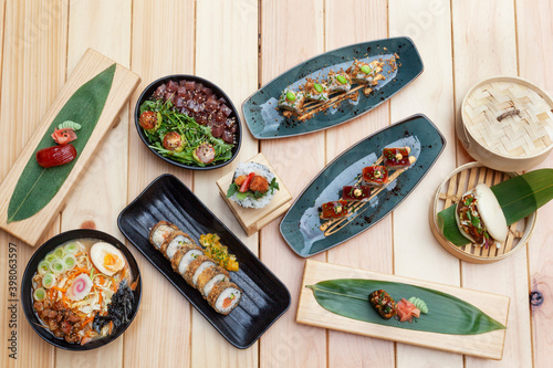 Foto Varios platos diferentes de sushi sobre mesa de madera y fotografía tomada en pi