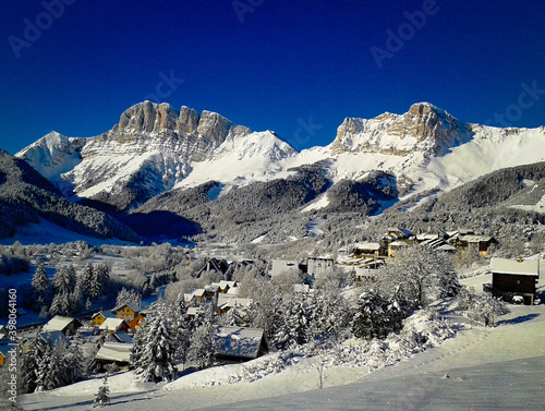 Le village de Gresse en Vercors sous la neige, dominé par le Grand-Veymont