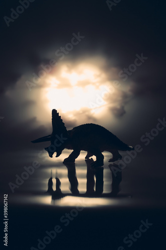 Silhouette de dinosaure au coucher de soleil. Concept figurines.