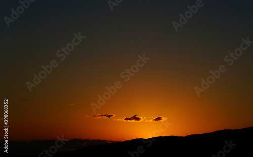 箕面の山に沈む夕日 © GGG