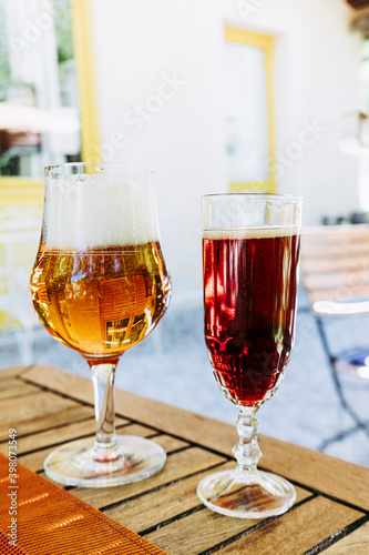Obraz na plátně Verre de bière blonde artisanale mousseuse et verre de kir à la châtaigne - Apér