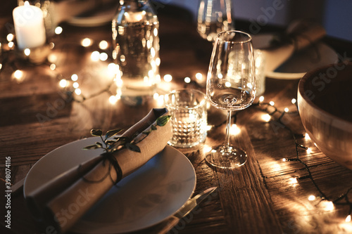 Photographie Dining table decorated for an evening dinner party