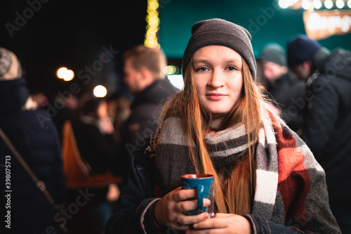 Mädchen Weinachtsmarkt #2