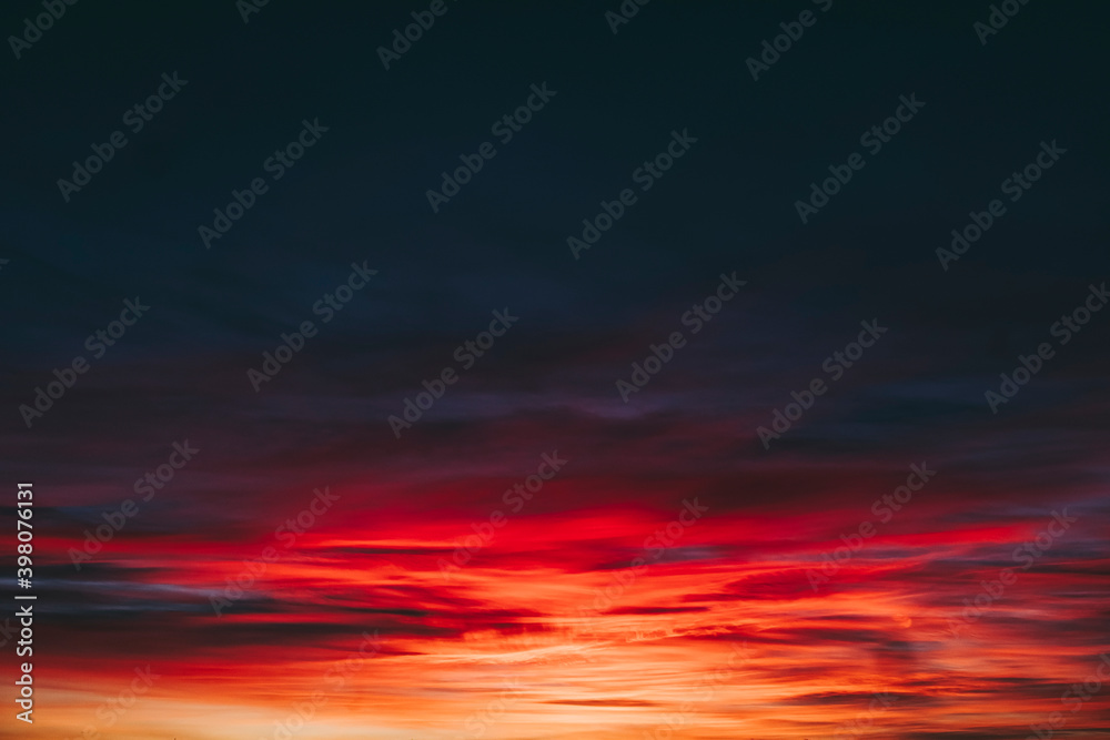 Incroyable coucher de soleil avec des couleurs rouge flamboyantes