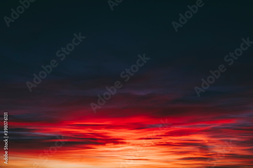 Incroyable coucher de soleil avec des couleurs rouge flamboyantes