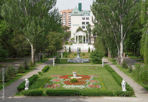 Fototapeta Naklejka Na Ścianę i Meble -    Flower garden in the Gorky Park