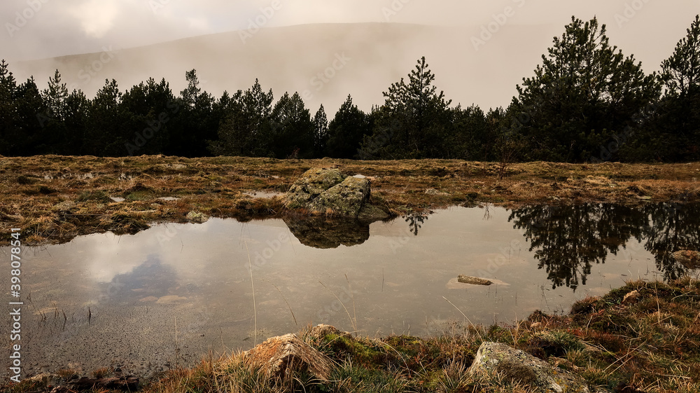 Lago con reflejo en la montaña Lago con reflejo en la montaña