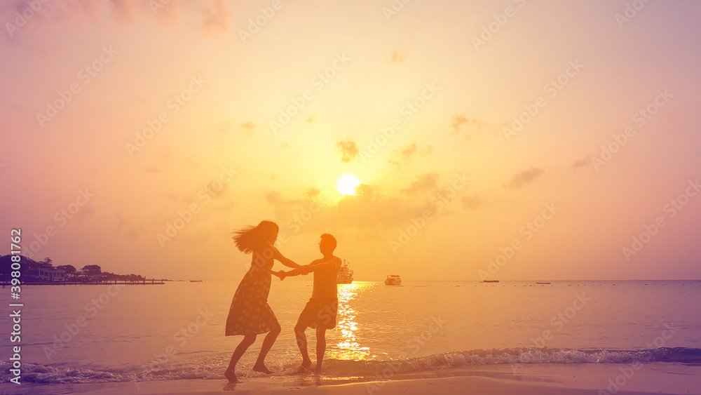 Fototapeta premium Young couple being love and happy at the beach