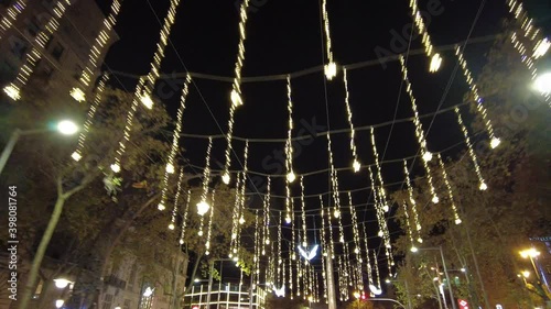 Luces de navidad amarillas en las calles de Barcelona
