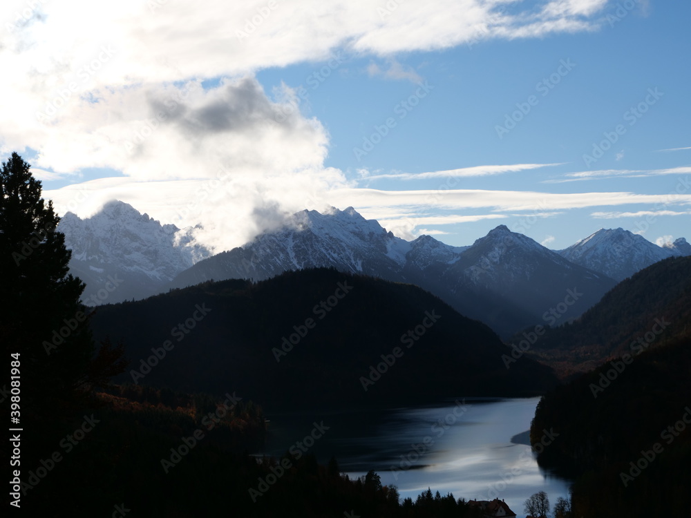 Der Alpsee in Schwangau in der Nähe der Königsschlösser am Fuß des Bergs Säuling in den bayerischen Alpen