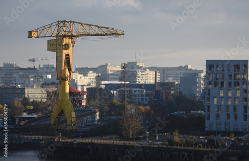Grue titan jaune sur le port de Nantes au petit matin. France. 